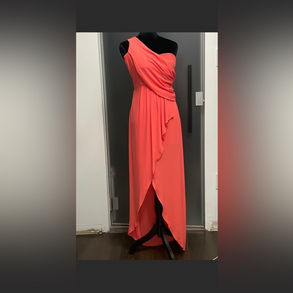 BCBGMaxAzria Dresses & Skirts - STUNNING BCBGMAZAZRIA DRESS. Coral color size 0